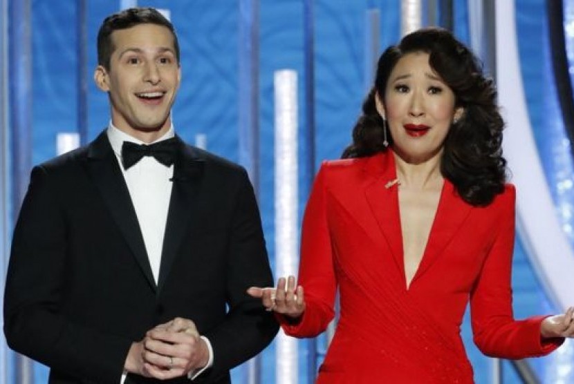 Andy Samberg dan Sandra Oh saat memandu penghargaan Golden Globes 2019, Ahad (6/1).