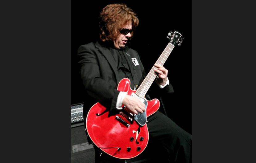 Andy Taylor, mantan gitaris Duran Duran saat tampil di Jose Miguel Agrelot Colosseum di San Juan, Puerto Rico, pada 2005 silam.