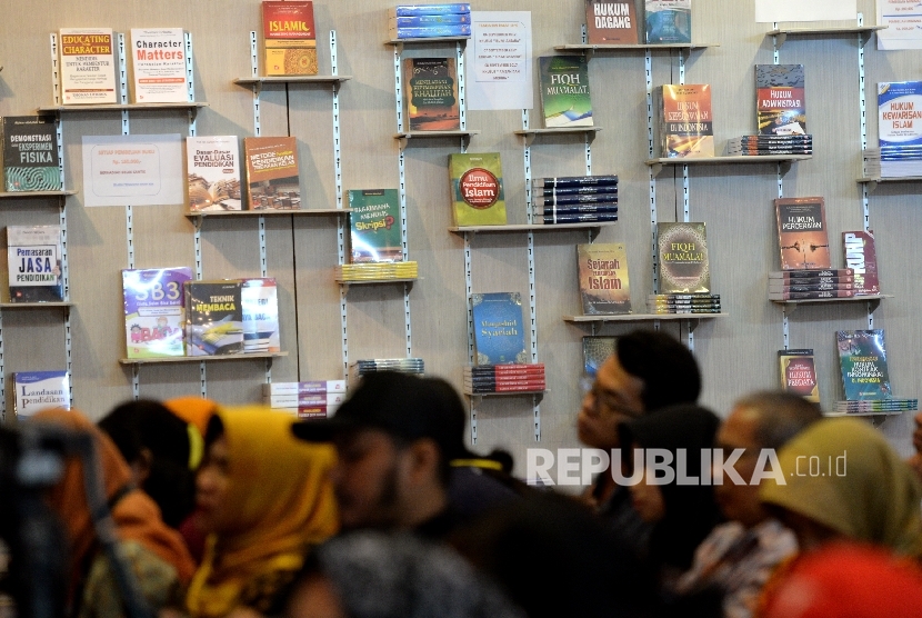 Aneka buku dipajang oleh stand saat Indonesia International Book Fair (IIBF) 2017 di Balai Sidang Jakarta, Rabu (6/9).
