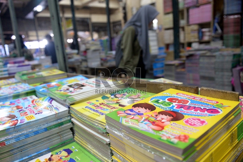 Aneka buku pendamping sekolah dijual pada salah satu kios di Blok VI Pasar Senen, Jakarta, Jumat (7/8). 