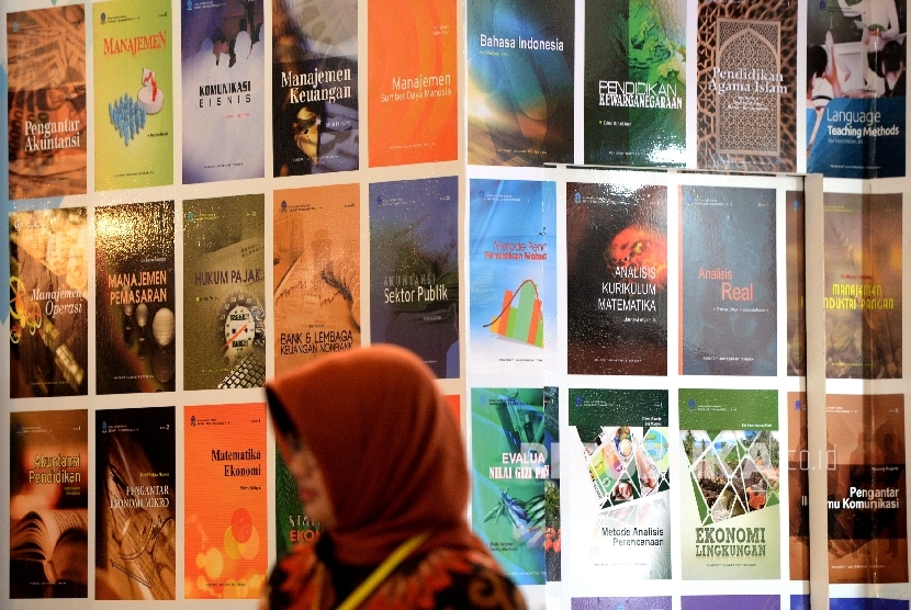 Aneka halaman muka buku ditampilkan oleh stand saat Indonesia International Book Fair (IIBF) 2017 di Balai Sidang Jakarta, Rabu (6/9).