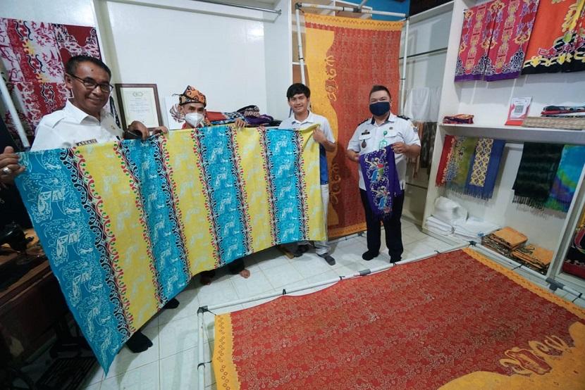 Aneka kain batik hasil karya para difabel di Tarakan.