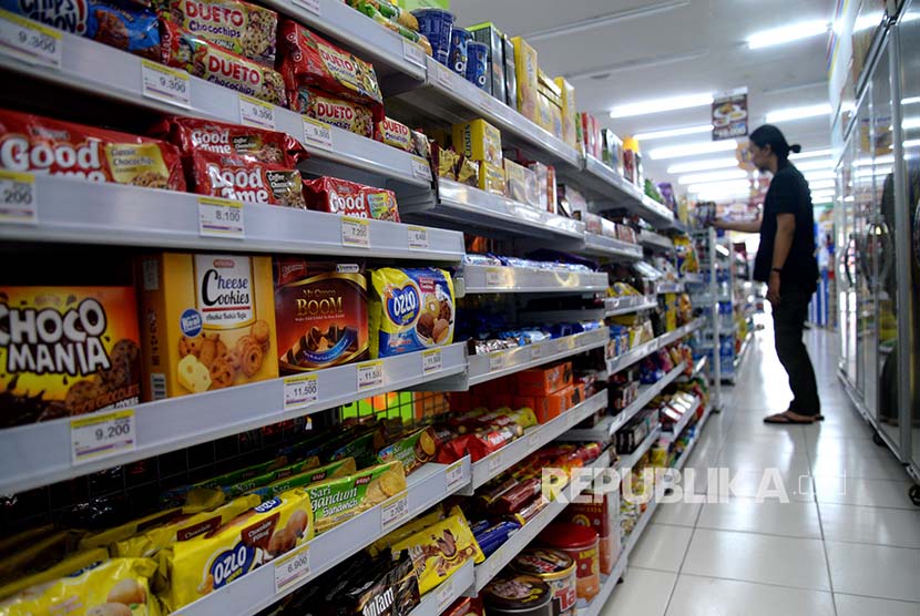 Aneka macam produk makanan dan minuman ditawarkan kepada pembeli di ritel swasta, Jakarta, Kamis (14/12). GAPMMI mengkhawatirkan penurunan pembelian makanan dan minuman
