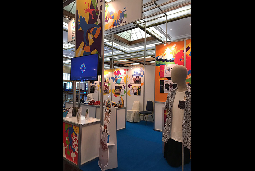 Aneka merchandise yang dipamerkan dalam Asian Games GOIFEX Expo 2017 di Jakarta Convention Center (JCC), Senayan, Jakarta, Sabtu (19/8).