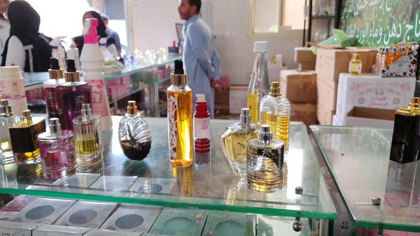 Arab Saudi dan Tradisi Membakar Bukhur atau Dupa. Aneka parfum berbahan mawar di tempat penyulingan mawar di Taif yang bisa dibeli pengunjung.