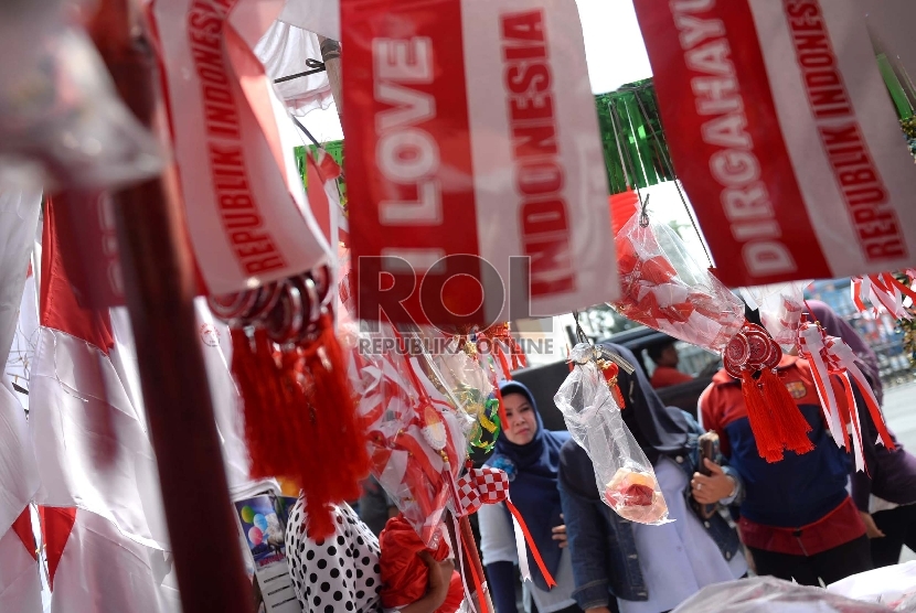 Aneka pernak-pernik menyambut Hari Kemerdekaan ke-70 dijajakan oleh penjual di Kawasan Jatinegara, Jakarta, Rabu (12/8). 