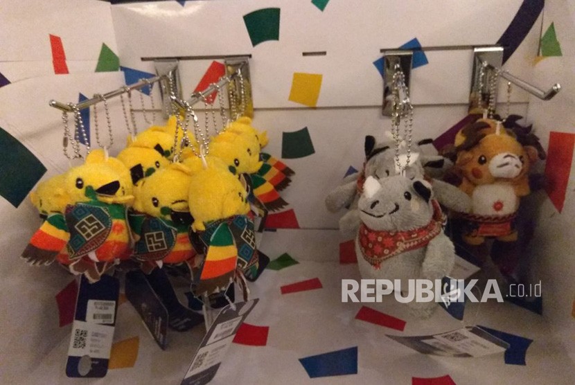 Aneka Souvenir Asian Games 2018 dijual di Hotel Sheraton Gandaria City  Jakarta pada Ahad (14/1). Souvenir Asian Games 2018 dijual mulai dari Rp 49 ribu sampai Rp 199 ribu. 