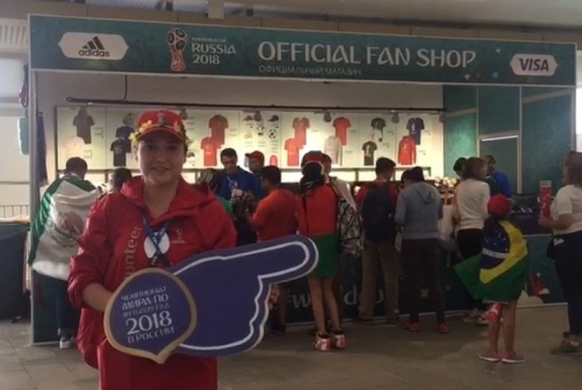 Aneka suvenir ditawarkan di Fan Shop Official Piala Dunia 2018 yang tersebar di stadion dan arena Fan Fest.