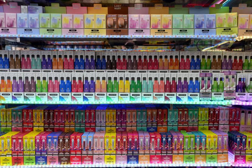  Aneka warna vape sekali pakai dipajang di rak toko cenderamata di London, Inggris, Senin (29/1/2024). Pemerintah Inggris akan melarang penjualan vape sekali pakai dan membatasi varian rasanya dalam usaha mencegah anak kecanduan nikotin.