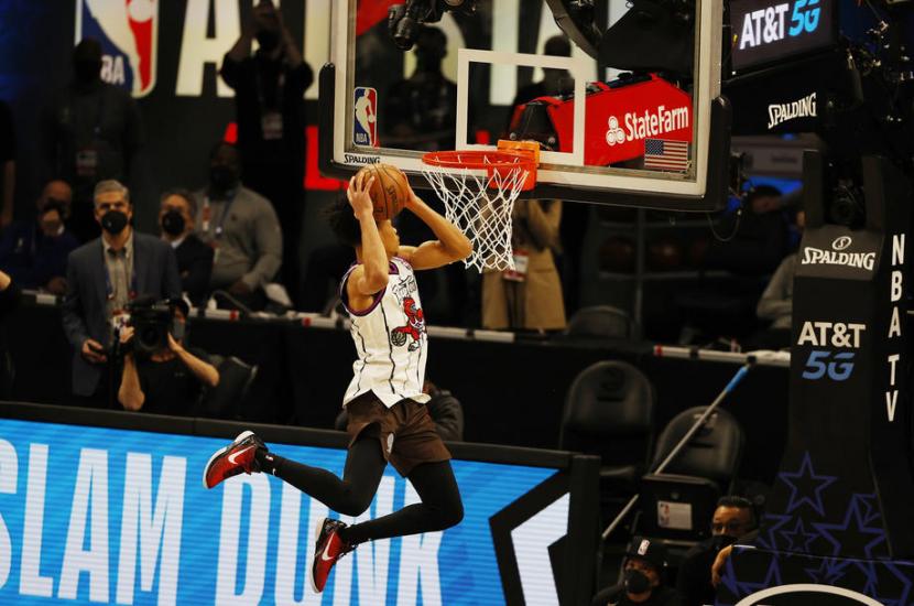 Anfernee Simons dari Portland Trail Blazers melakukan dunk dalam kontes slam dunk NBA All-Star 2021. 