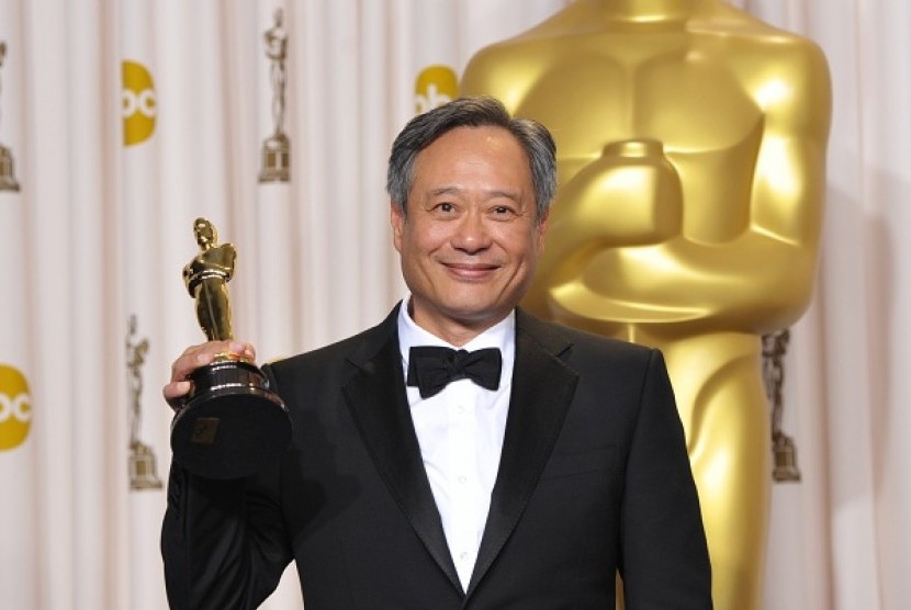 Ang Lee berpose usai mendapat penghargaan Sutradara Terbaik lewat film Life of Pi di ajang Academy Awards ke-85