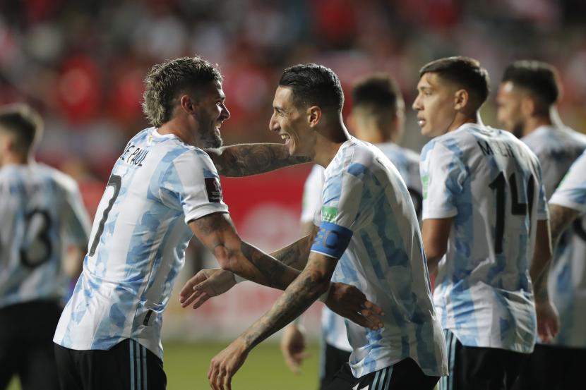 Angel Di Maria dari timnas Argentina (kanan), merayakan mencetak gol pembuka timnya dengan rekan setimnya Rodrigo De Paul selama pertandingan sepak bola kualifikasi melawan Cile untuk Piala Dunia FIFA Qatar 2022 di Calama, Cile, Kamis, 27 Januari 2022. Argentina menang 2-1 di laga tersebut.