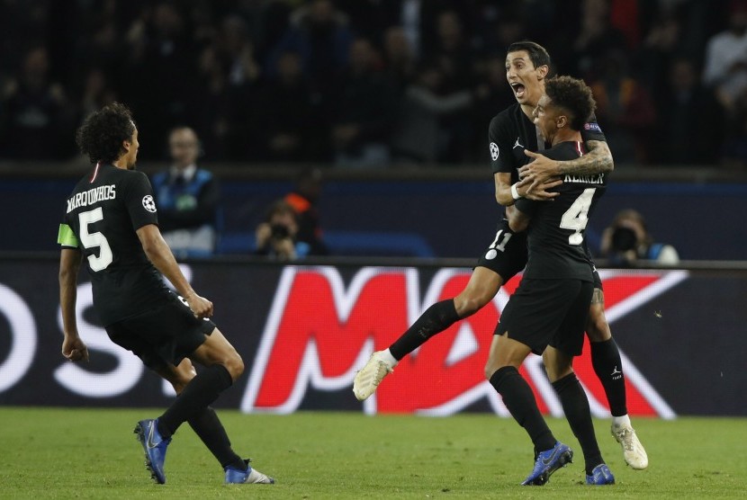 Angel Di Maria (kanan) merayakan golnya ke gawang Napoli.