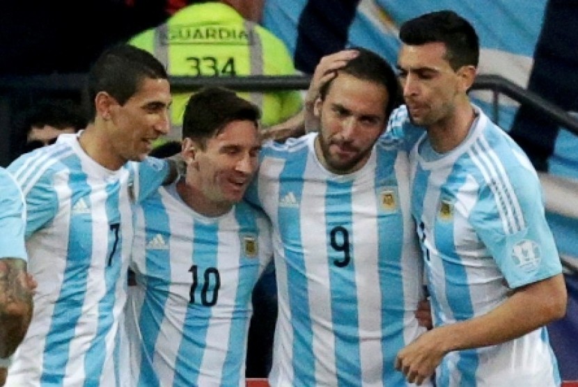 Angel Di Maria (kiri), Lionel Messi, Gonzalo Higuain, dan Javier Pastore merayakan gol Higuain ke gawang Jamaika.