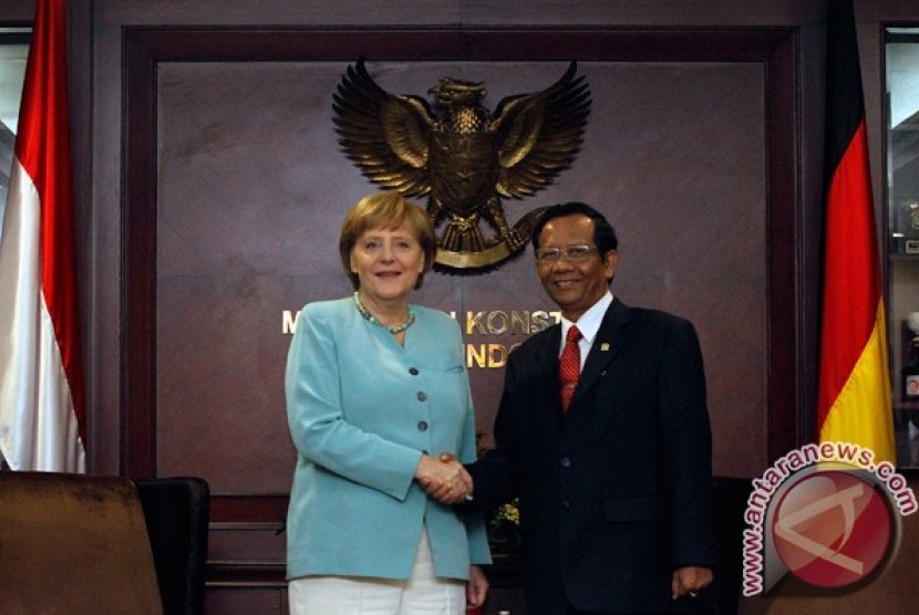 Angela Merkel (kiri) bertemu Mahfud MD di Gedung Mahkamah Konstitusi (MK), Jakarta, Selasa