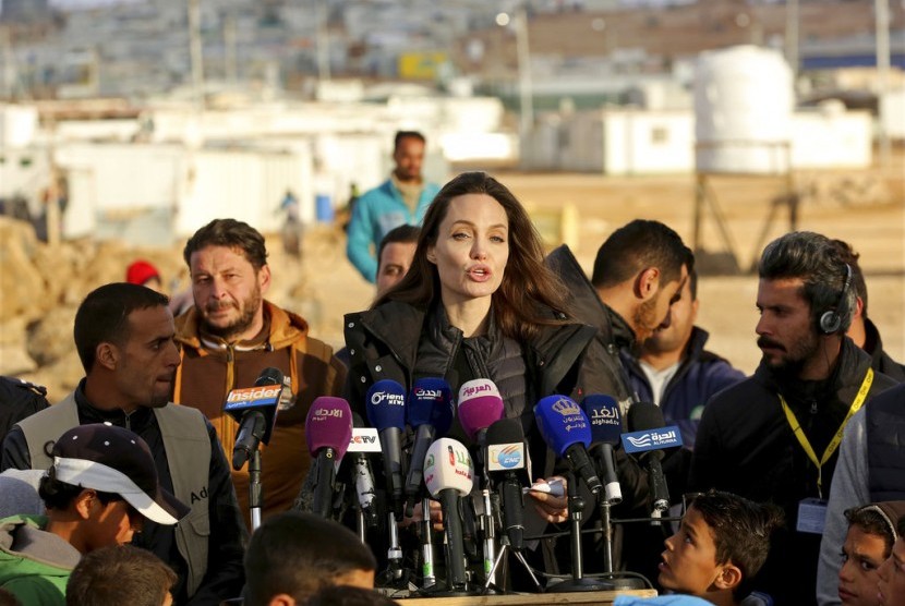 Angelina Jolie berbicara di hadapan media saat mengunjungi kamp pengungsi Suriah di Zataari, Yordania.