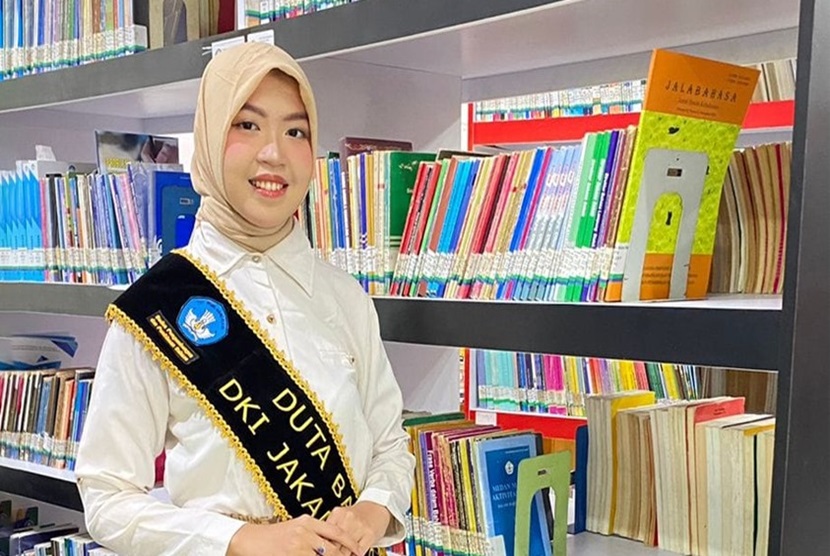 Angelina Hanna, mahasiswa Program Studi Teknologi Informasi Cyber University, mengukir prestasi gemilang dengan meraih penghargaan sebagai Duta Bahasa DKI Jakarta 2023. 