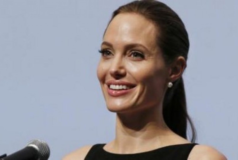Bibir tebal jadi ciri khas Angelina Jolie