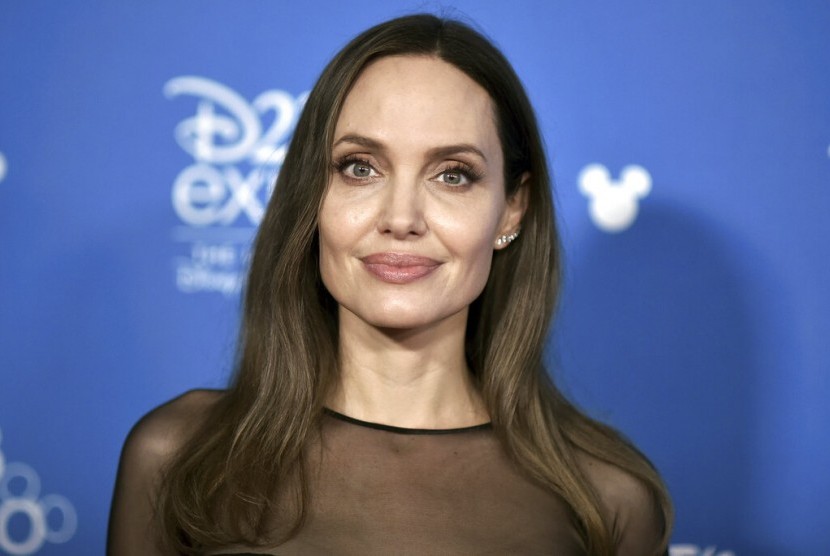 Permohonan Angelina Jolie Untuk Ganti Hakim Ditolak Republika Online [ 556 x 830 Pixel ]