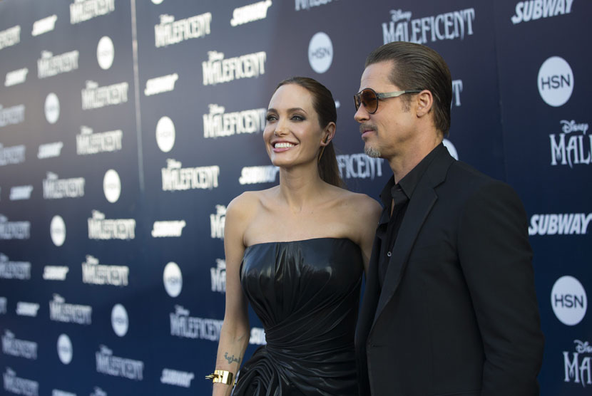 Angelina Jolie dan aktor Brad Pitt berpose pada cara penayangan perdana 'Maleficent' di bioskop El Capitan, Hollywood, California, Rabu (28/5). 