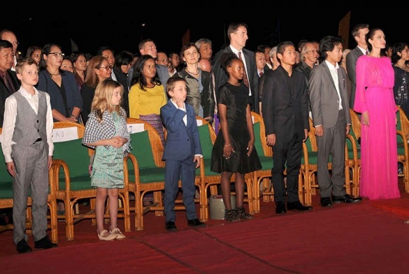 Angelina Jolie dan keenam anaknya menghadiri rilis film First They Killed My Father.