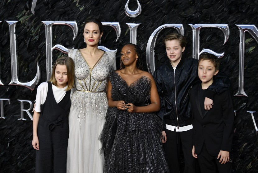 Angelina Jolie (kedua dari kiri) bersama anak-anaknya (kika) Vivienne, Zahara, Shiloh,dan Knox.(EPA)