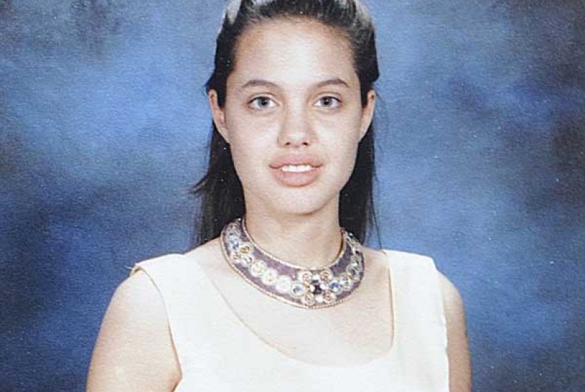 Whew Seperti Inilah Angelina Jolie Sebelum Terkenal Republika Online [ 556 x 830 Pixel ]