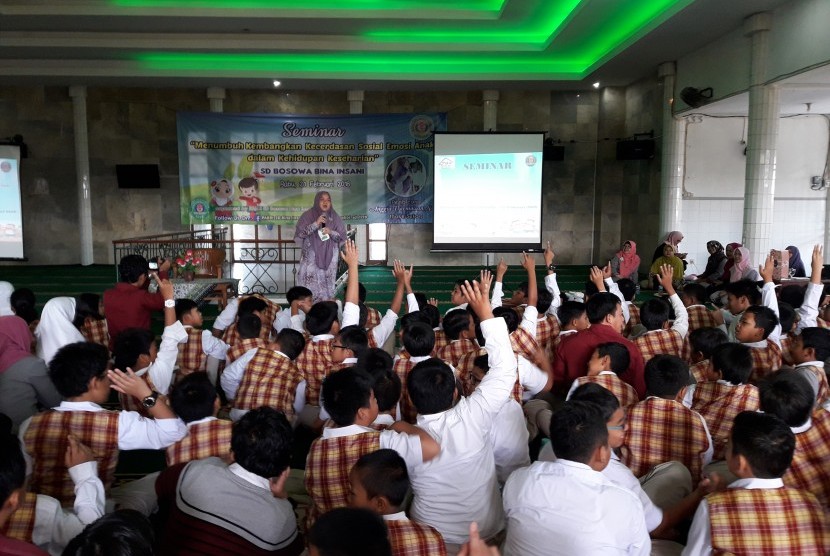 Anggia Darmawan memaparkan materi tentang kecerdasan emosi di hadapan para siswa SD Bosowa Bina Insani, Bogor.