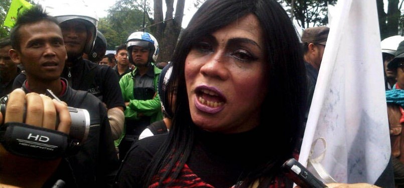 Anggie (40) Waria yang ikut demo menolak kenaikan harga BBM di halaman Gedung Sate Bandung, Jawa Barat, Kamis (29/3)