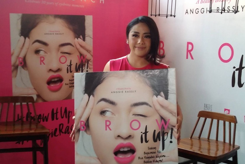 Anggie Rassly saat peluncuran bukunya berjudul Brow It Up! di Jakarta, (23/2).