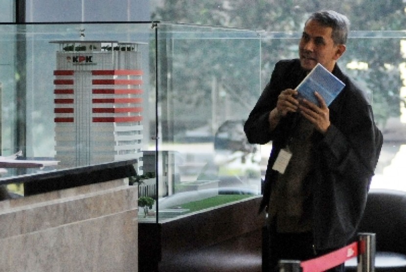 Anggito Abimanyu (kanan) bersiap untuk diperiksa di gedung Komisi Pemberantasan Korupsi (KPK), Senin (11/8).