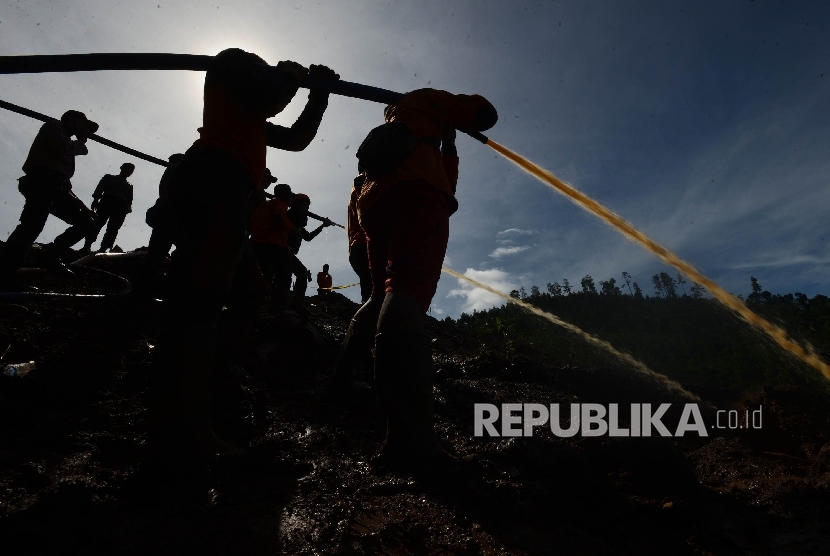 Anggoota SAR gabungan mencari korban longsor yang menimbun Desa Banaran, Kecamatan Pulung, Ponorogo, Jawa Timur, Selasa (4/4)