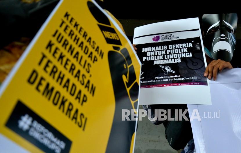 Anggota Aliansi Jurnalis Independen (AJI) memakai topeng hitam saat mengikuti aksi Hari Kebebasan Pers Sedunia di bawah Jembatan Layang Makassar, Sulawesi Selatan, Senin (3/5/2021). RKUHP saat ini dinilai menjadi ancaman bagi masa depan kebebasan pers di Indonesia. (ilustrasi)