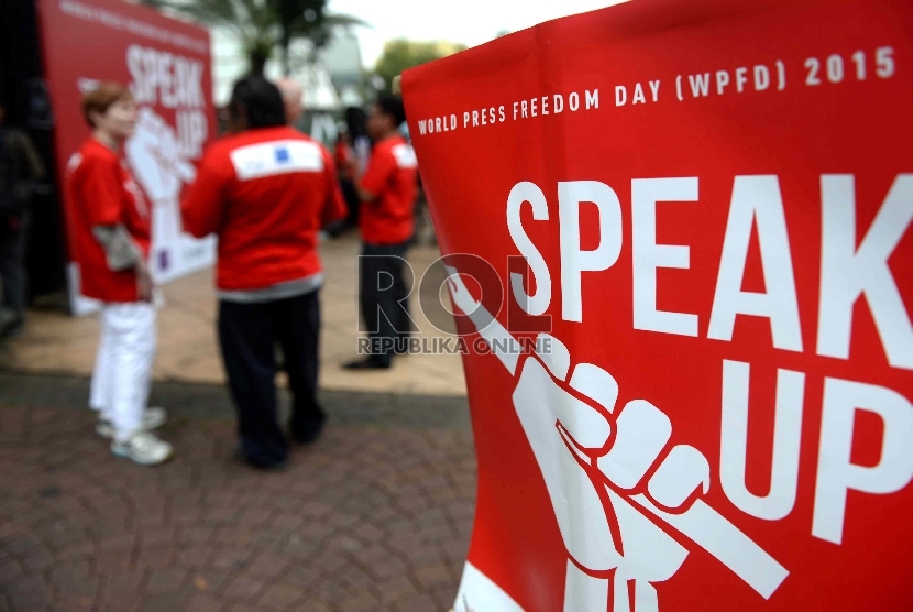 Anggota Aliansi Jurnalistik Independen (AJI) mengikuti aksi Hari Kebebasan Pers Sedunia di Taman Menteng, Jakarta Pusat, Ahad (3/5). (Republika/Wihdan)