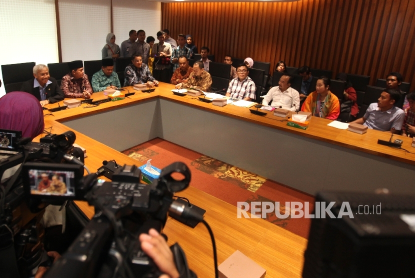 Anggota Aliansi Orang Tua Korban Vaksin Palsu saat beraudiensi kepada pimpinan DPR di Kompleks Parlemen, Jakarta, Selasa (19/7).Republika/Rakhmawaty La'lang