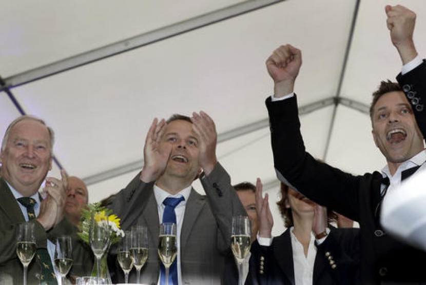 Anggota Alternatif untuk Jerman (AfD) Alexander Gauland (kiri) dan Leif-Erik Holm (tengah) yang merupakan kandidat top AfD merayakan kemenangan mereka dalam pemilu di Schwerin, 4 September 2016.