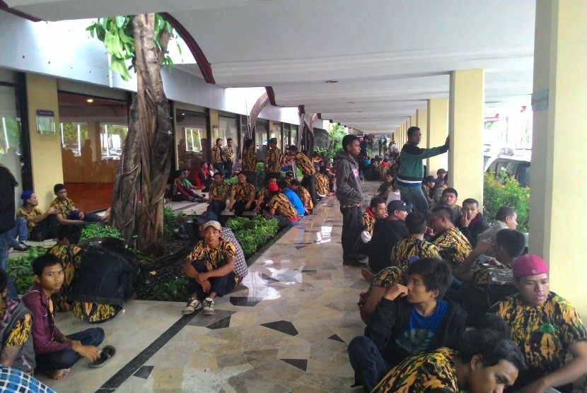 Anggota AMPG berjaga-jaga jelang munas Partai Golkar di Hotel Mercure, Ancol, Jakarta Utara