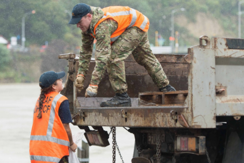 Anggota Angkatan Bersenjata Selandia Baru mengangkut bantuan untuk wilayah Whanganui di utara negara itu yang diterjang badai Topan Debbie, 4 April 2017.