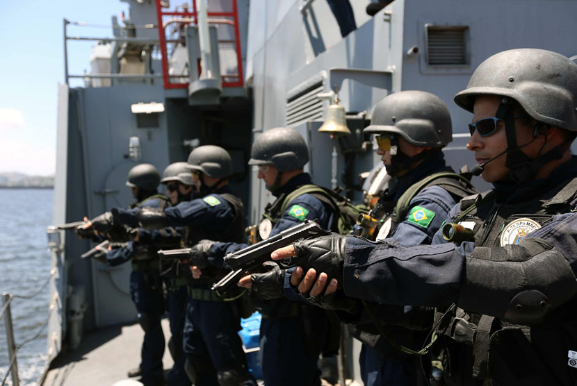 Anggota Angkatan Laut Brasil mengambil bagian dalam latihan pengamanan Piala Dunia 2014 di Teluk Guanabara, Rio de Janeiro, akhir Februari lalu.