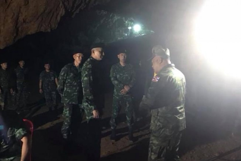 Anggota Angkatan Laut Thailand, Royal Thai Navy mencari tim sepakbola remaja dan pelatihnya yang diduga terjebak di gua.