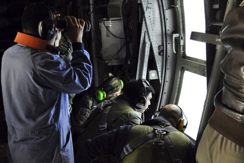 Anggota Angkatan Udara Argentina mencari kapal selam ARA San Juan yang hilang di Atlantik Selatan, Selasa (21/11).