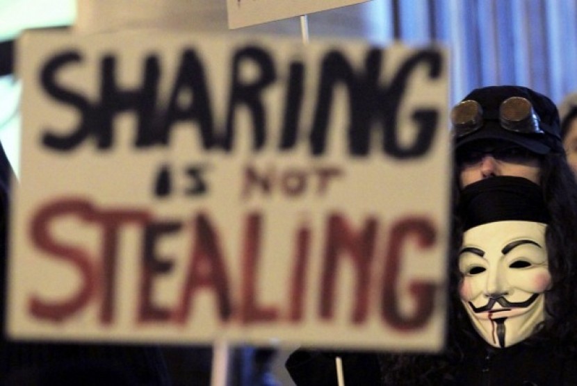 Anggota Anonymous dalam protes terhadap pembatasan kebebasan di internet