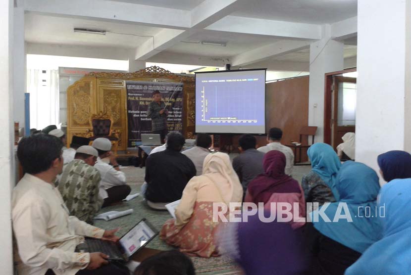 Anggota Asosiasi Observasi Hilal-Islam Indernasional (ICOP) Profesor Suwandojo Siddiq menjelaskan metode visibilitas hilal.