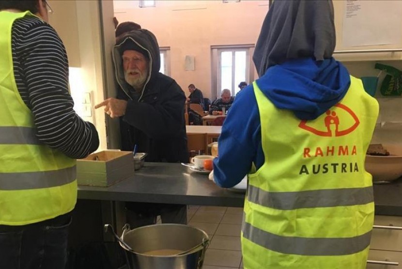 Anggota Asosiasi RAHMA Austria, membagikan makanan siap santap pada tunawisma di kota Wina.