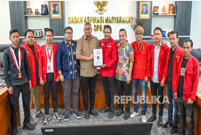 Anggota Badan Aspirasi Masyarakat (BAM) DPR RI Andre Rosiade saat menerima aspirasi dari Dewan Pimpinan Pusat Gerakan Mahasiswa Nasional Indonesia (DPP GMNI) di Gedung Nusantara II, Senayan, Jakarta, Rabu (3/9/2025).