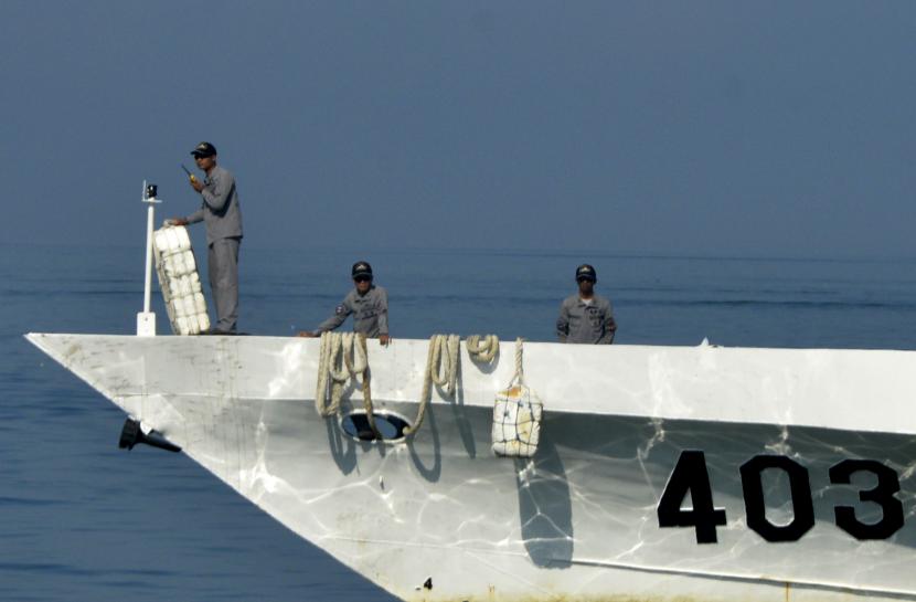 Anggota Badan Keamanan Laut (Bakamla) berada di atas KN Kuda Laut 403 untuk bergabung dengan tim SAR gabungan mencari korban kapal Anugrah Indasah.