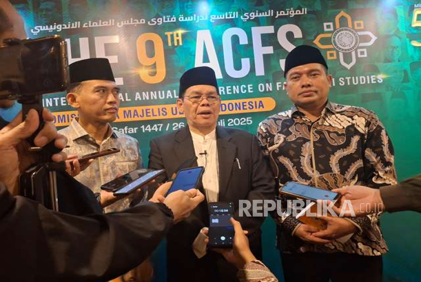 Anggota Badan Pelaksana BPKH Harry Alexander, Sekjen MUI Buya Amirsyah Tambunan dan Ketua MUI Bidang Fatwa Prof KH Asrorun Niam Sholeh usai Peluncuran Buku Fatwa Haji dan Penandatanganan Perjanjian Kerjasama BPKH-Komisi Fatwa MUI di Jakarta, Ahad (27/72025) malam. 