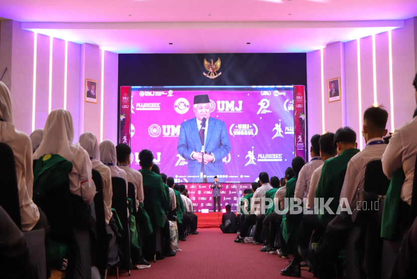 Anggota Badan Pembina Harian (BPH) Universitas Muhammadiyah Jakarta (UMJ) Din Syamsuddin saat pembukaan Pengenalan Kehidupan Kampus bagi Mahasiswa Baru (PKKMB) UMJ yang digelar di Auditorium KH. Azhar Bashir, Gedung Cendekia, Senin (22/09/2025).