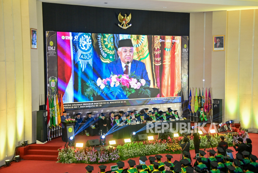 Anggota Badan Pembina Harian Universitas Muhammadiyah Jakarta (UMJ) Din Syamsuddin menyampaikan pidato saat prosesi Wisuda Program Doktor ke-12, Magister ke-50, Spesialis ke-7, dan Sarjana ke-81, yang diselenggarakan di Auditorium K. H. Ahmad Azhar Basyir, Gedung Cendekia UMJ, Rabu (21/05/2025).