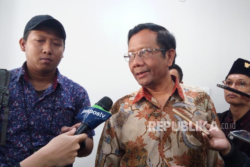 Anggota Badan Pembinaan Ideologi Pancasila (BPIP) Mahfud MD memberikan keterangan usai konferensi pers di kantor BPIP, Jakarta, Kamis (31/5).